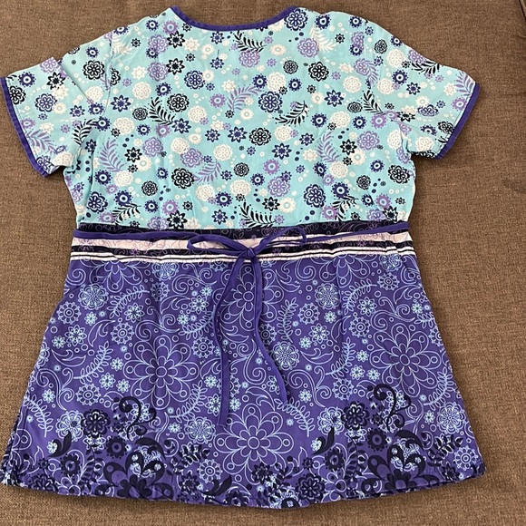💰3 items for $25 🏷 Koi by Kathy Peterson Flower Pattern Scrub Top sz Small - Picture 2 of 9